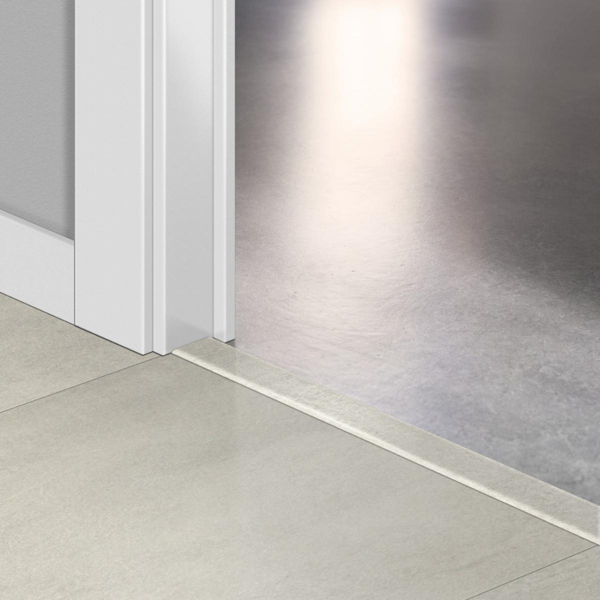 Лайстна PVC Incizo 40049 Светъл бетон QSVINCP40049 2.00м